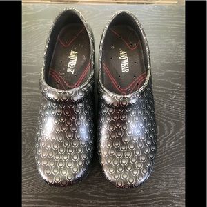 Anywear Size 9 Work Clogs
